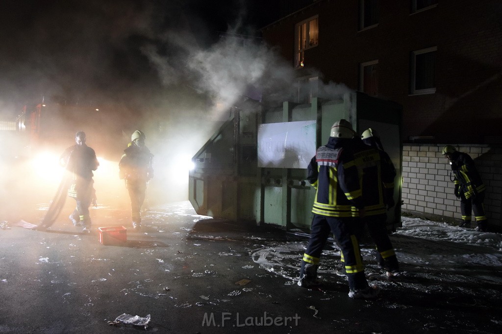 Feuer Papp Presscontainer Koeln Hoehenberg Bochumerstr P181.JPG - Miklos Laubert